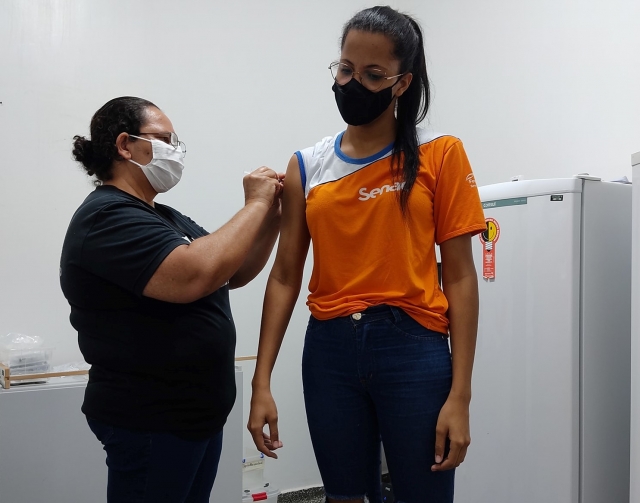 Secretaria de Saúde realiza a imunização contra a COVID-19 dos profissionais da educação das escolas municipais e estadual do município.